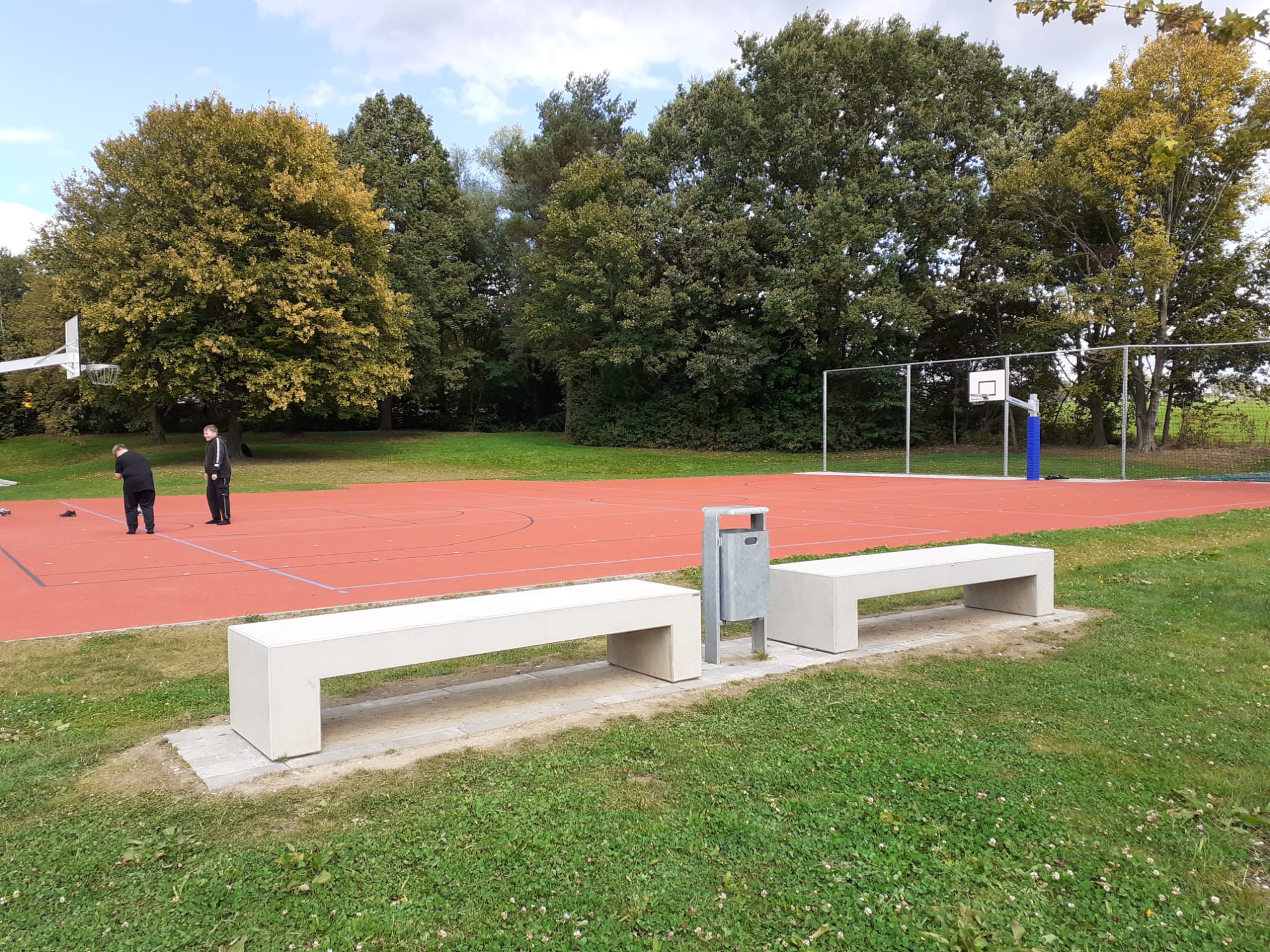 Klassische Bänke mit sportlichen HIntergrund