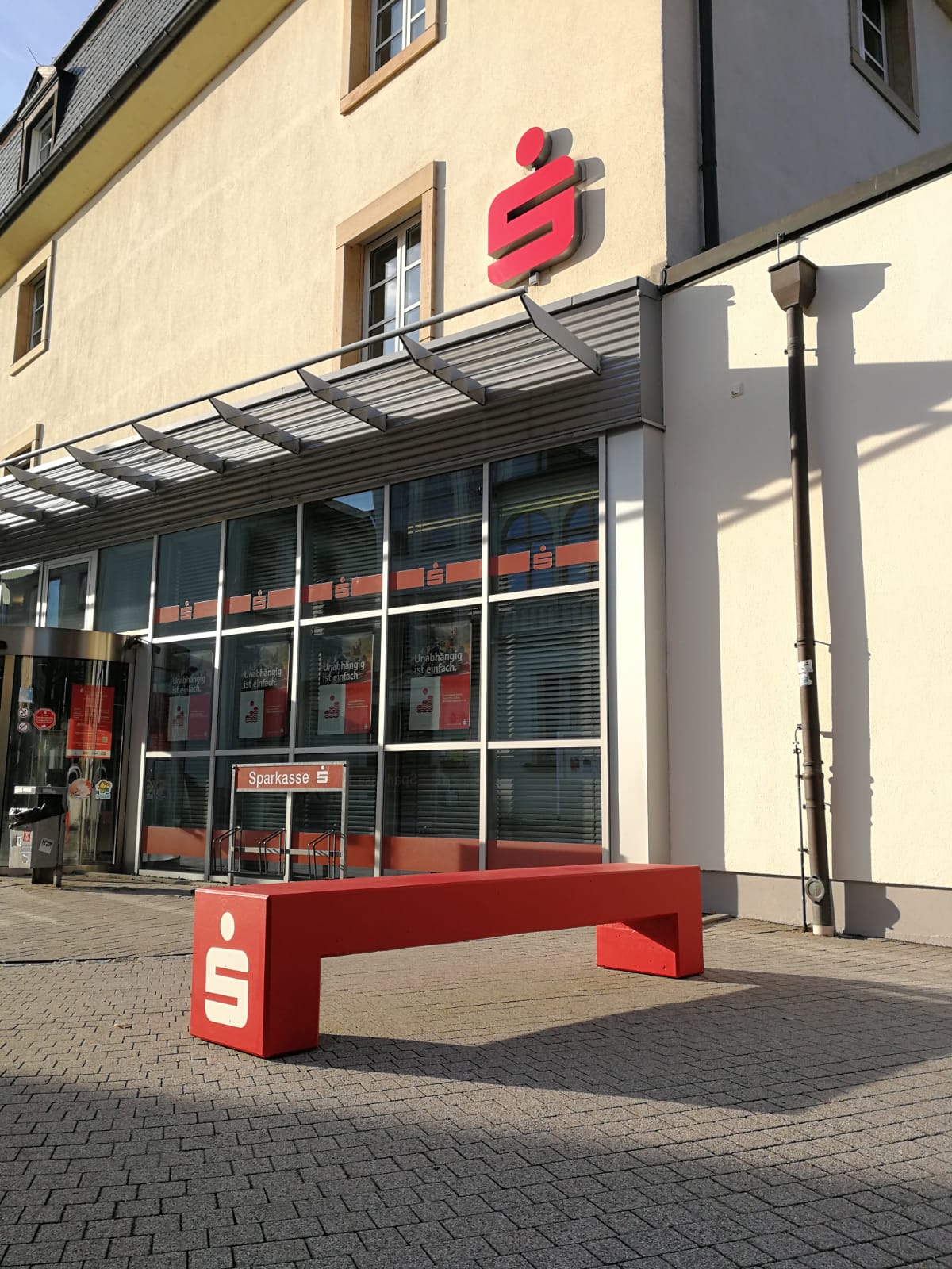 Betonbänke mit Branding für Sparkasse in Rudolstadt
