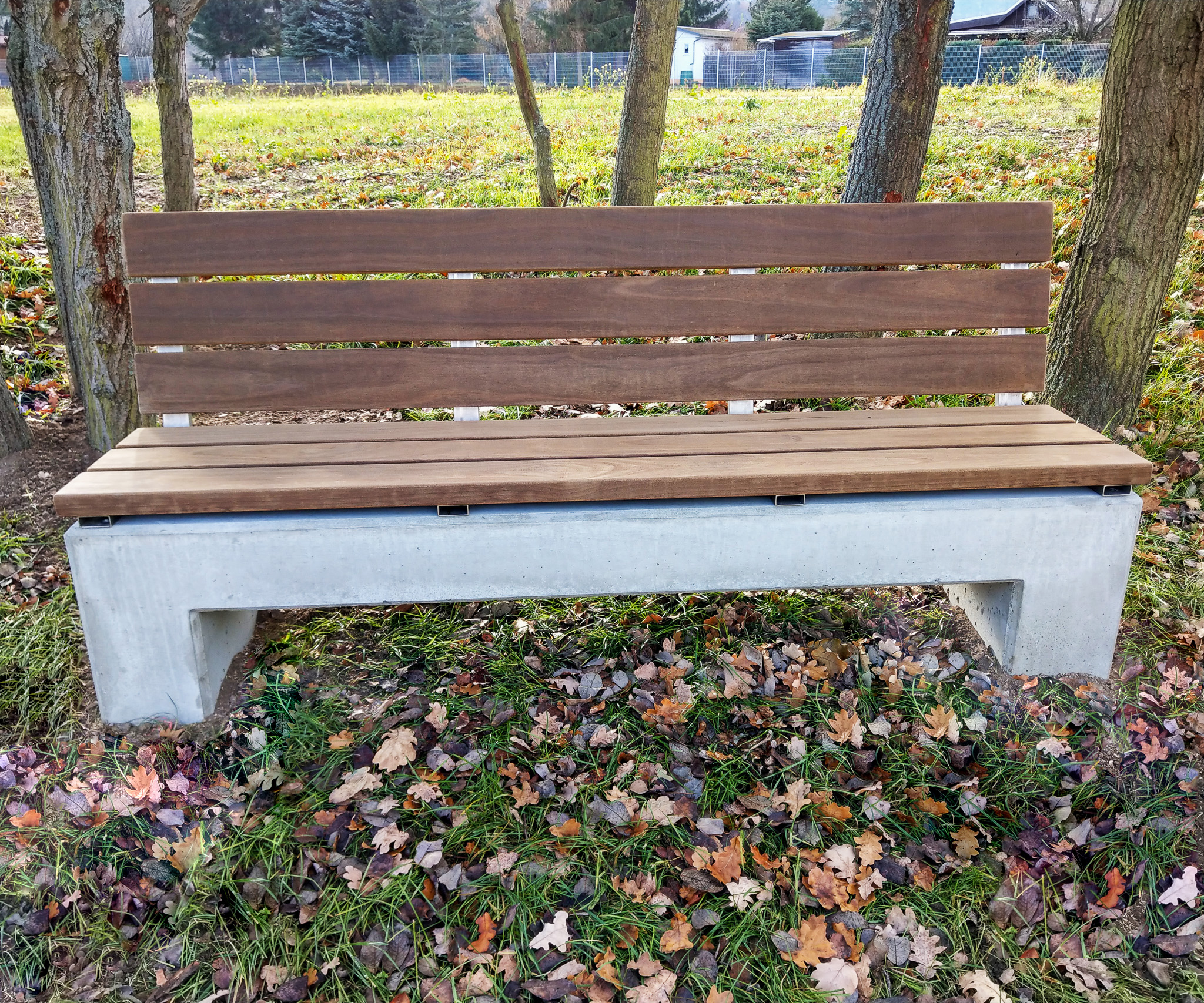 Gartenbank Outdoorbank aus Beton mit Holzauflage und Rückenlehne von CO33 Betonmöbel