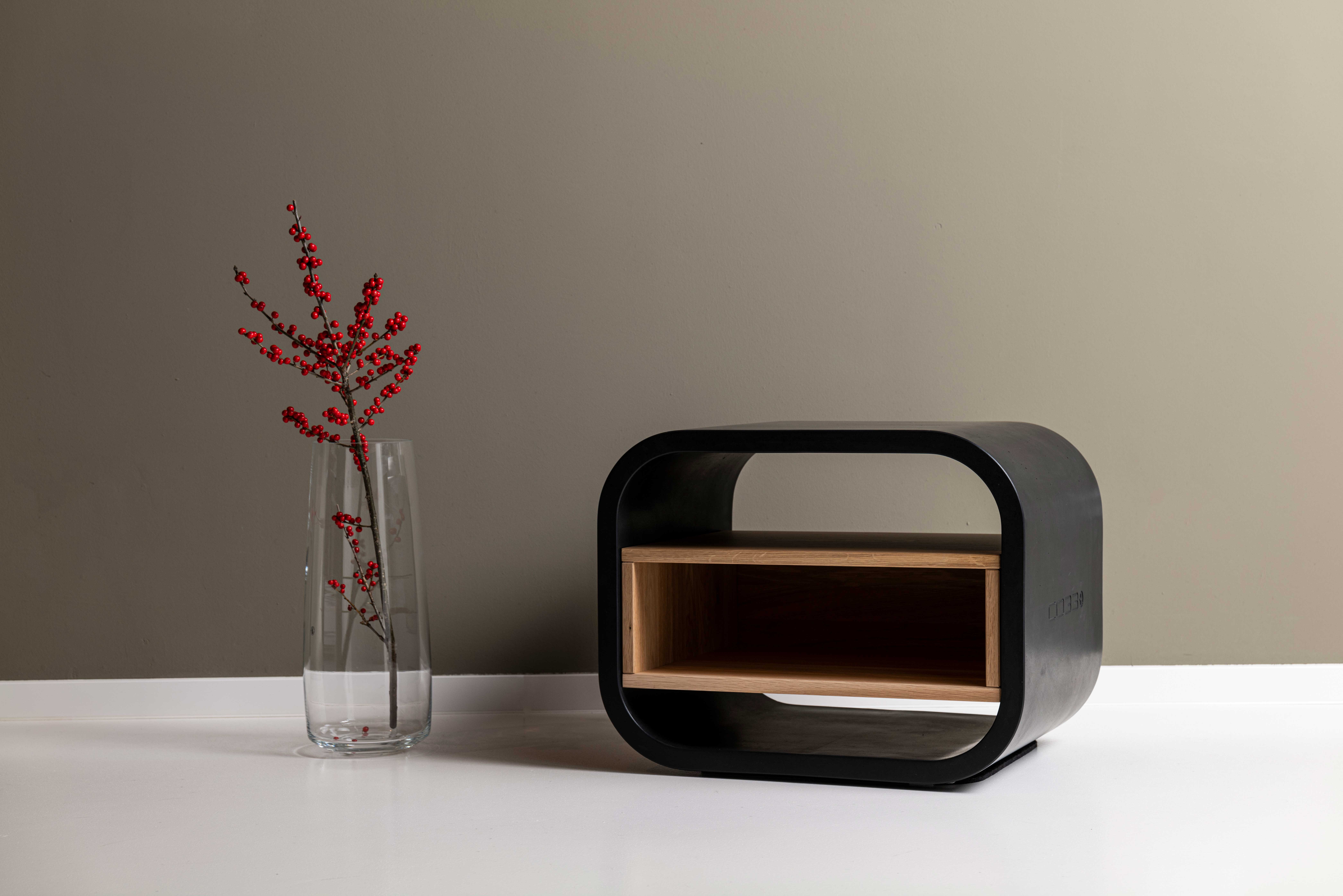 nachttisch-regal-nachtschrank-schwarz-beton-rund-eiche-massiv-holz-minimalistisch-co33-betonmoebel