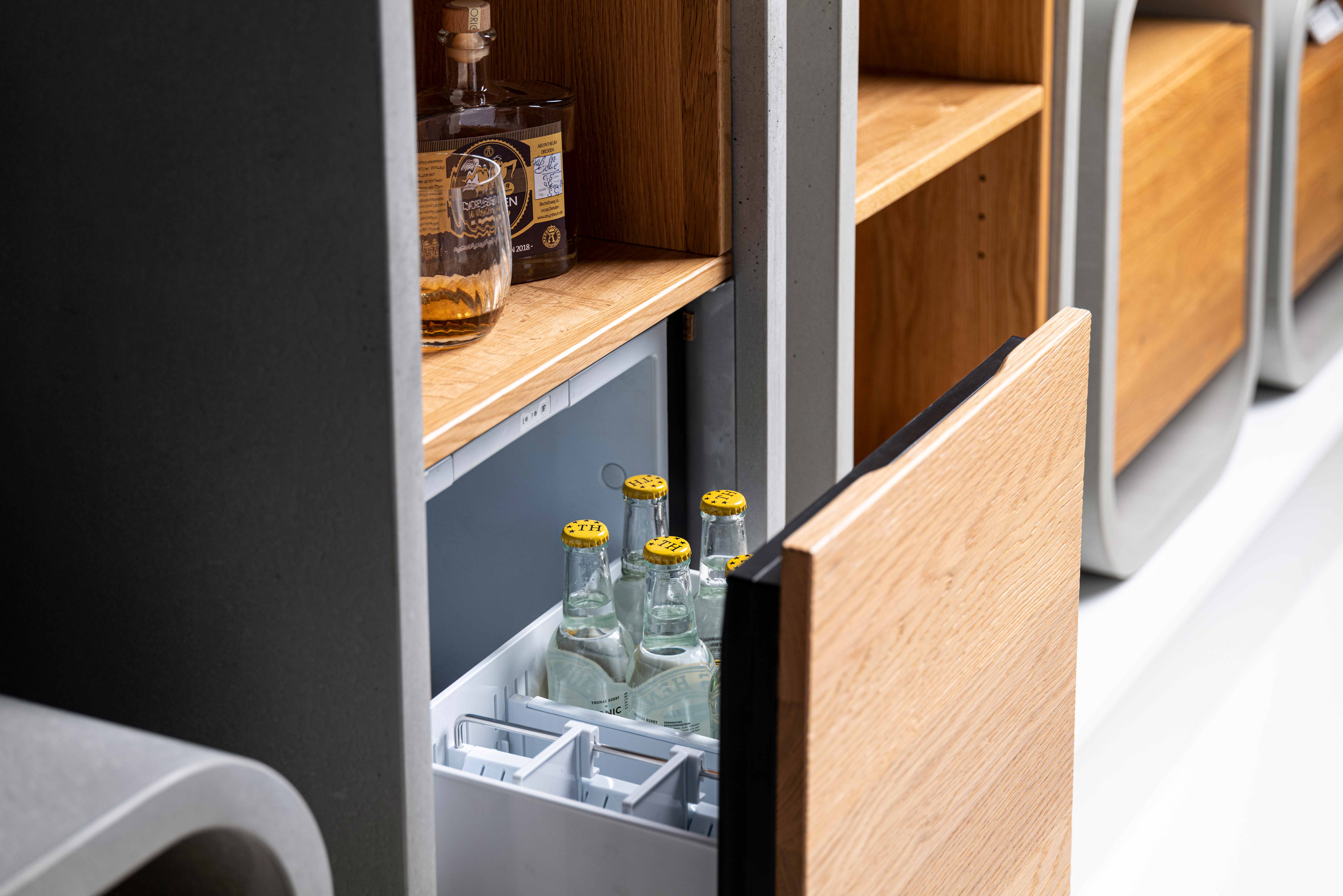 bar-minibar-minikuehlschrank-beton-holz-eiche-design-handarbeit-opus-potare-co33