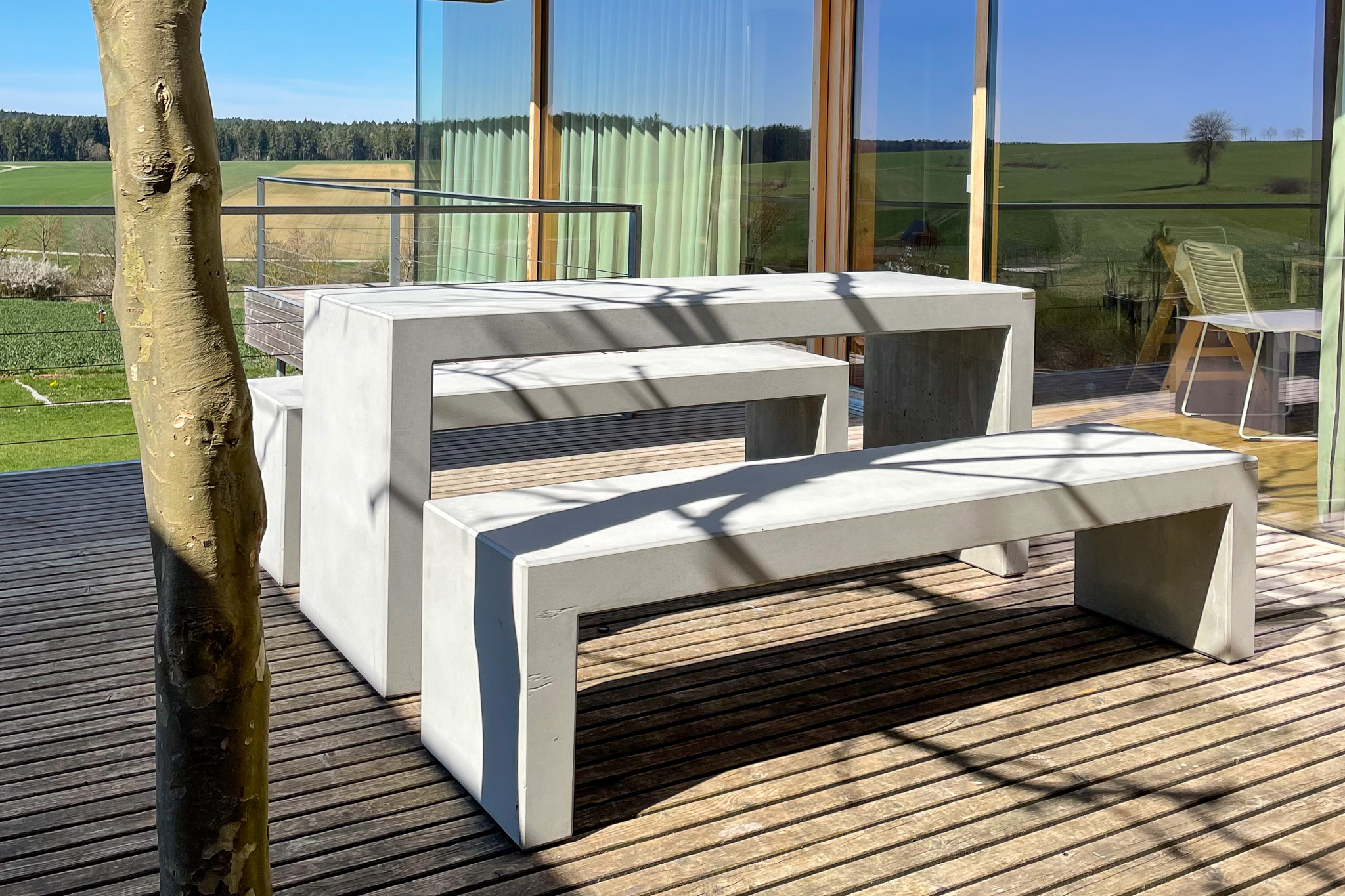 als Stadtmöbel und Parkbänke Sitzgruppe aus Betonbänken und Betontisch