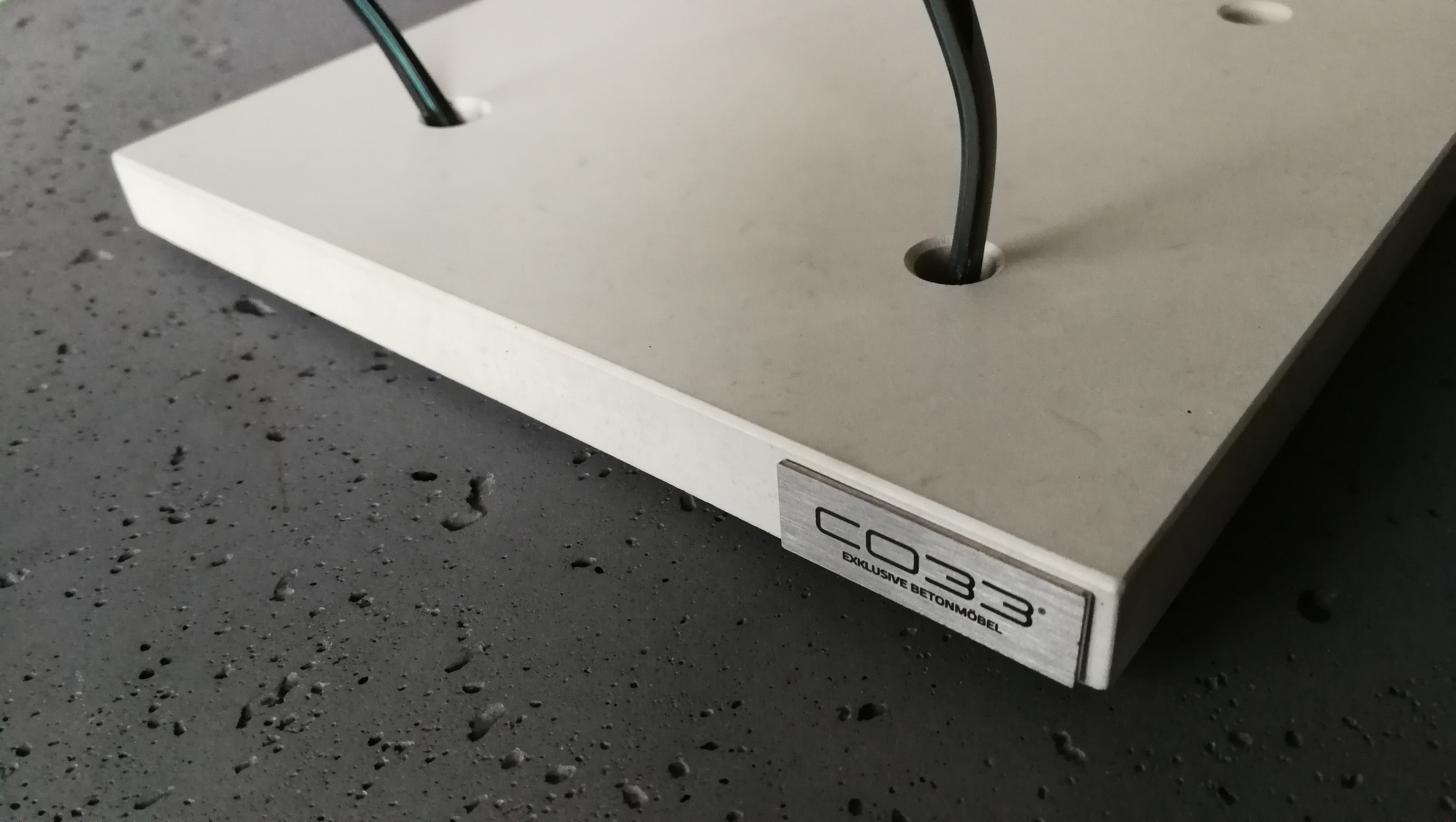 Brillenständer aus Beton - CO33 logo detail