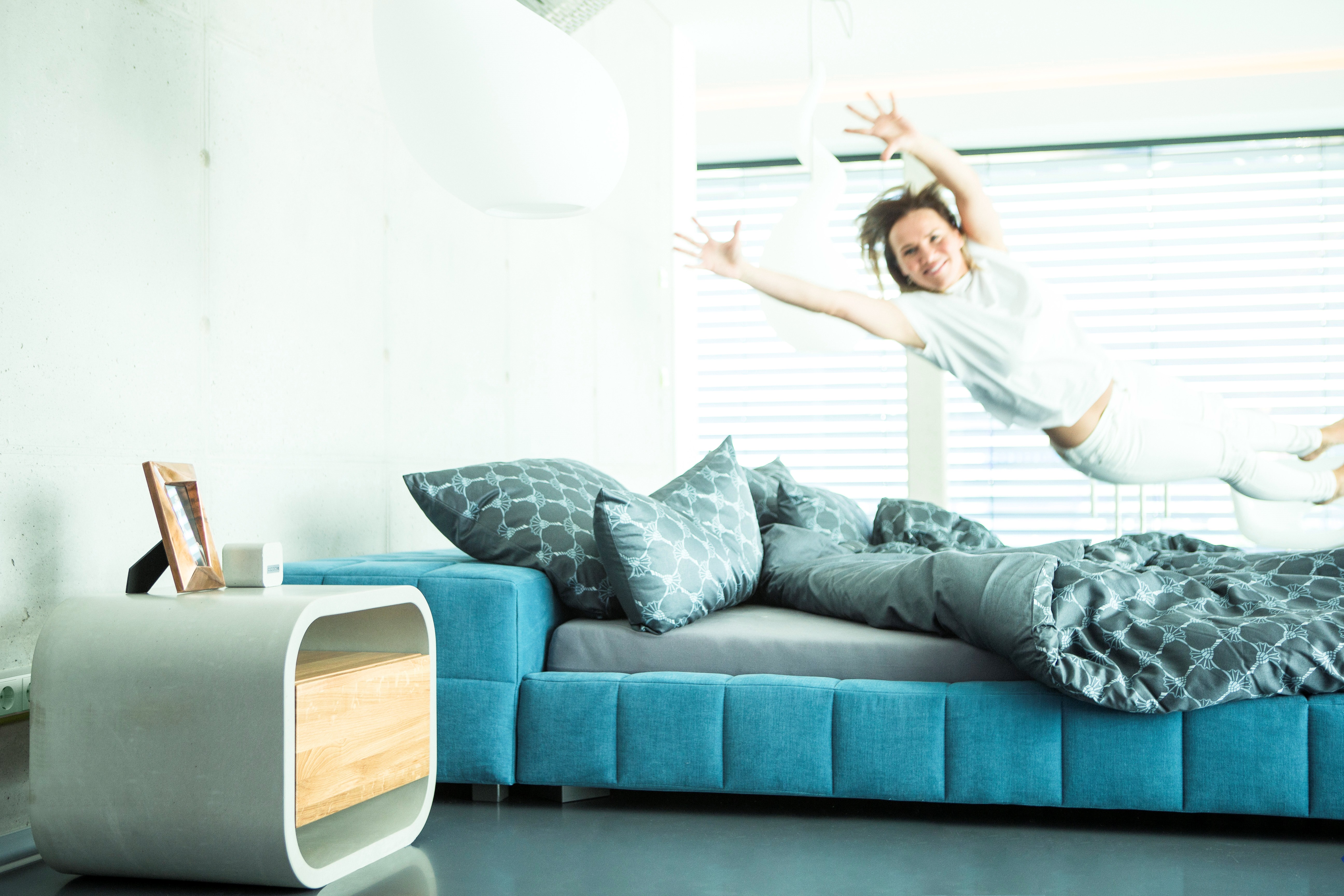 Minimalistisches Schlafzimmer mit Betonmöbel Nachttisch aus Beton und Eiche