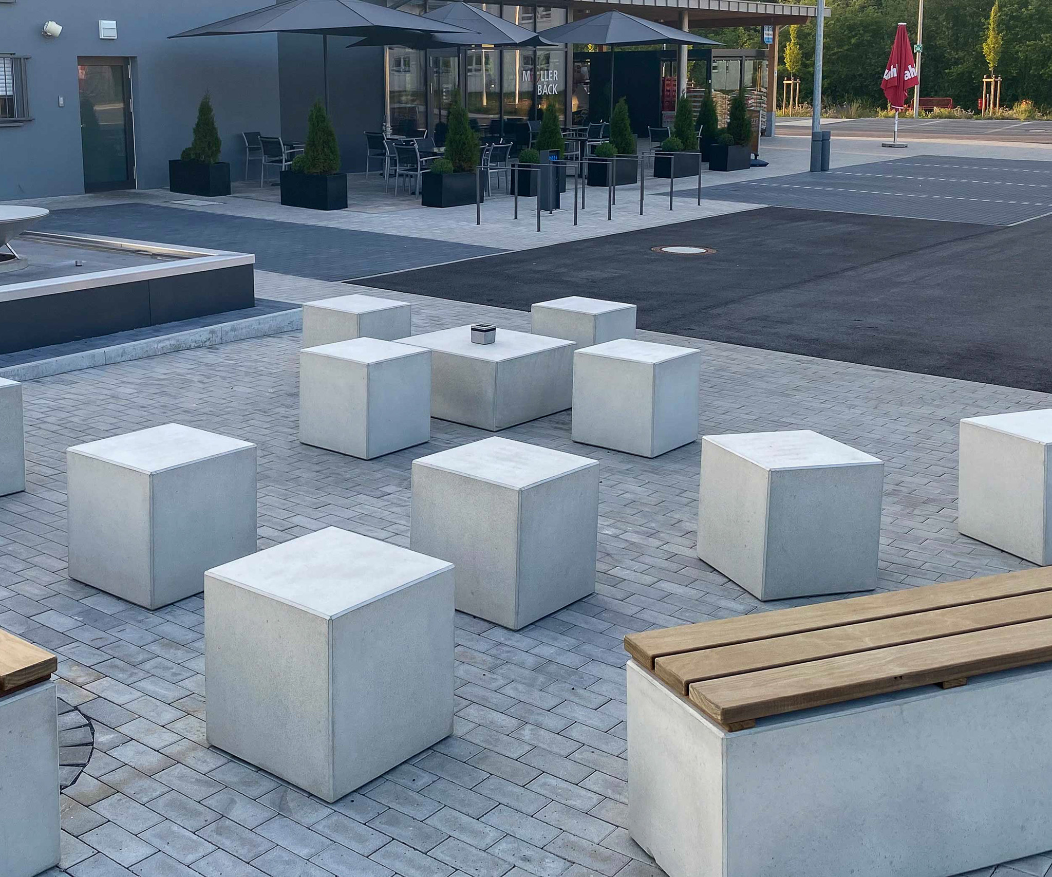 Sitzgruppen aus Beton für Nahkauf Assamstadt