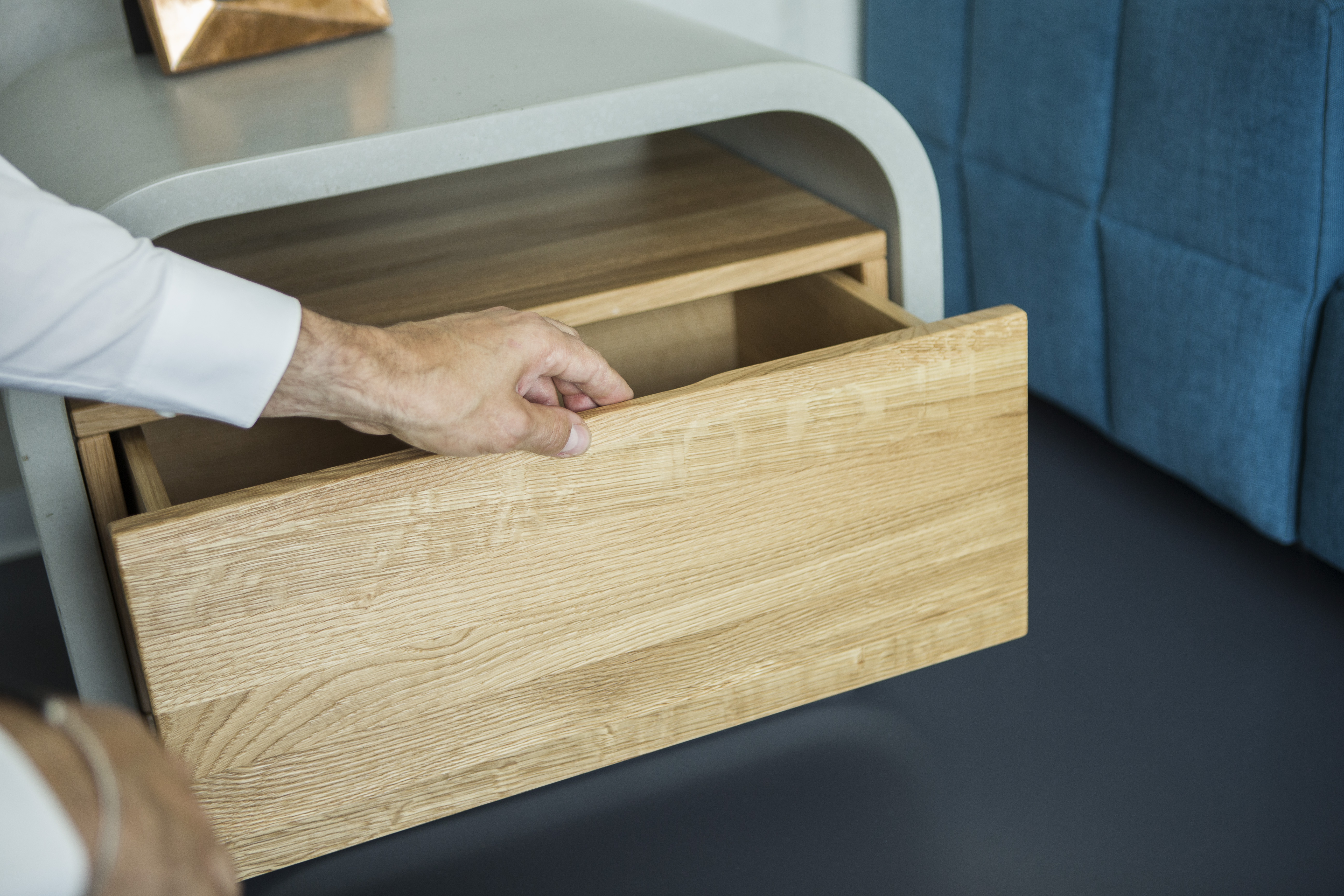moderner Beistellschrank aus Beton und Eiche mit Schublade im Schlafzimmer