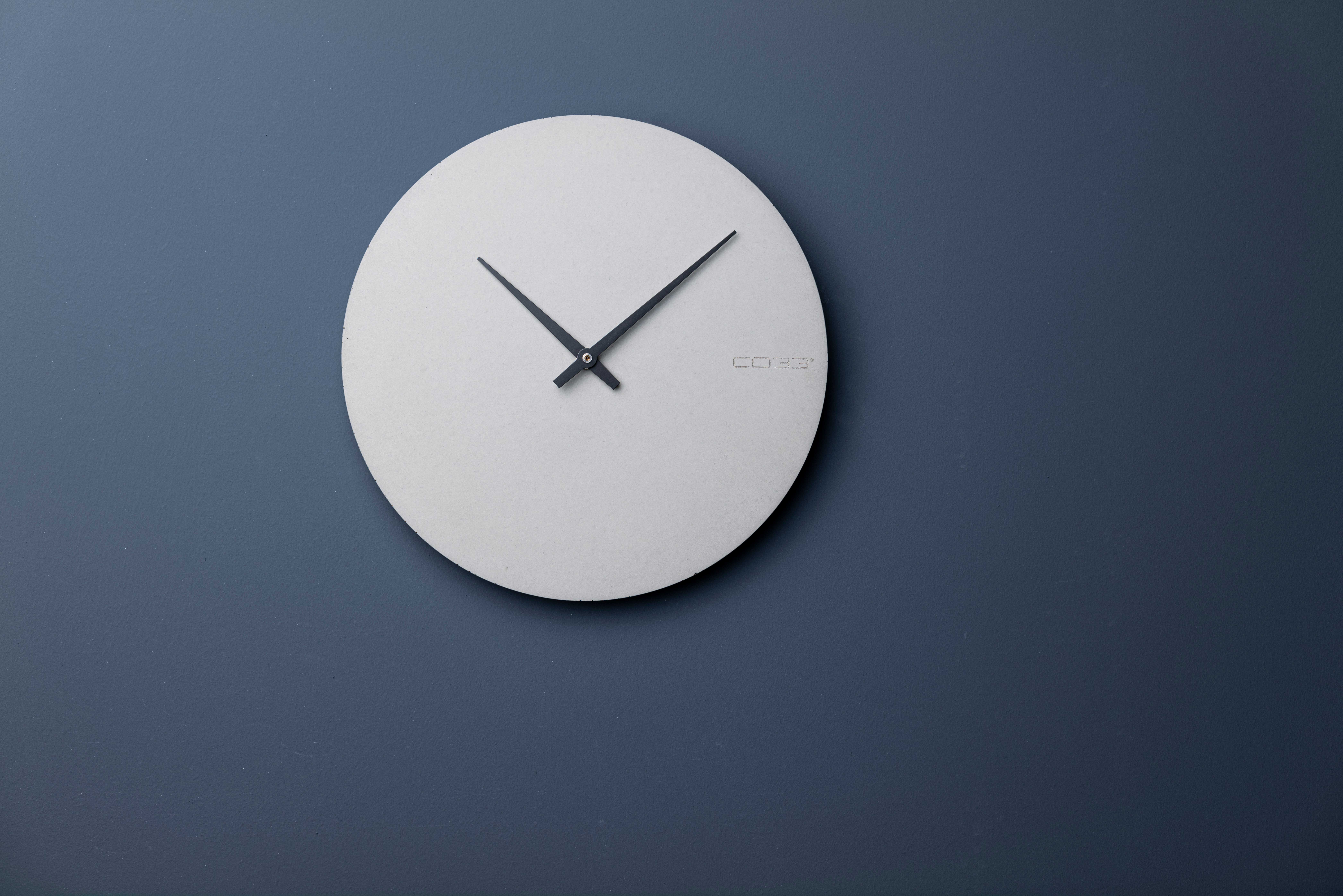 wanduhr-modern-beton-grau-hochwertig-minimalistisch-purismus-clarus-co33-betonmoebel