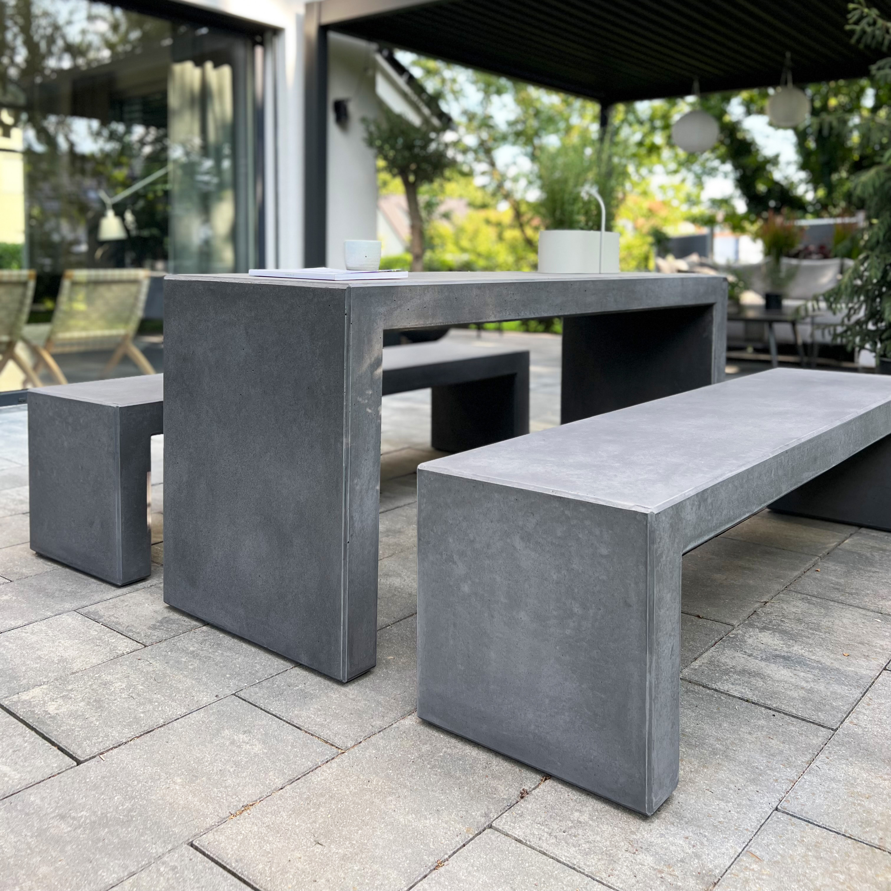 Sitzgruppe Pontis mit Tisch Angulus Tabula 10 cm dicke - CO33 Betonmöbel  als Stadtmöbel und Parkbänke Sitzgruppe aus dunkelgrauen Beton mit Betontisch und Betonbänken