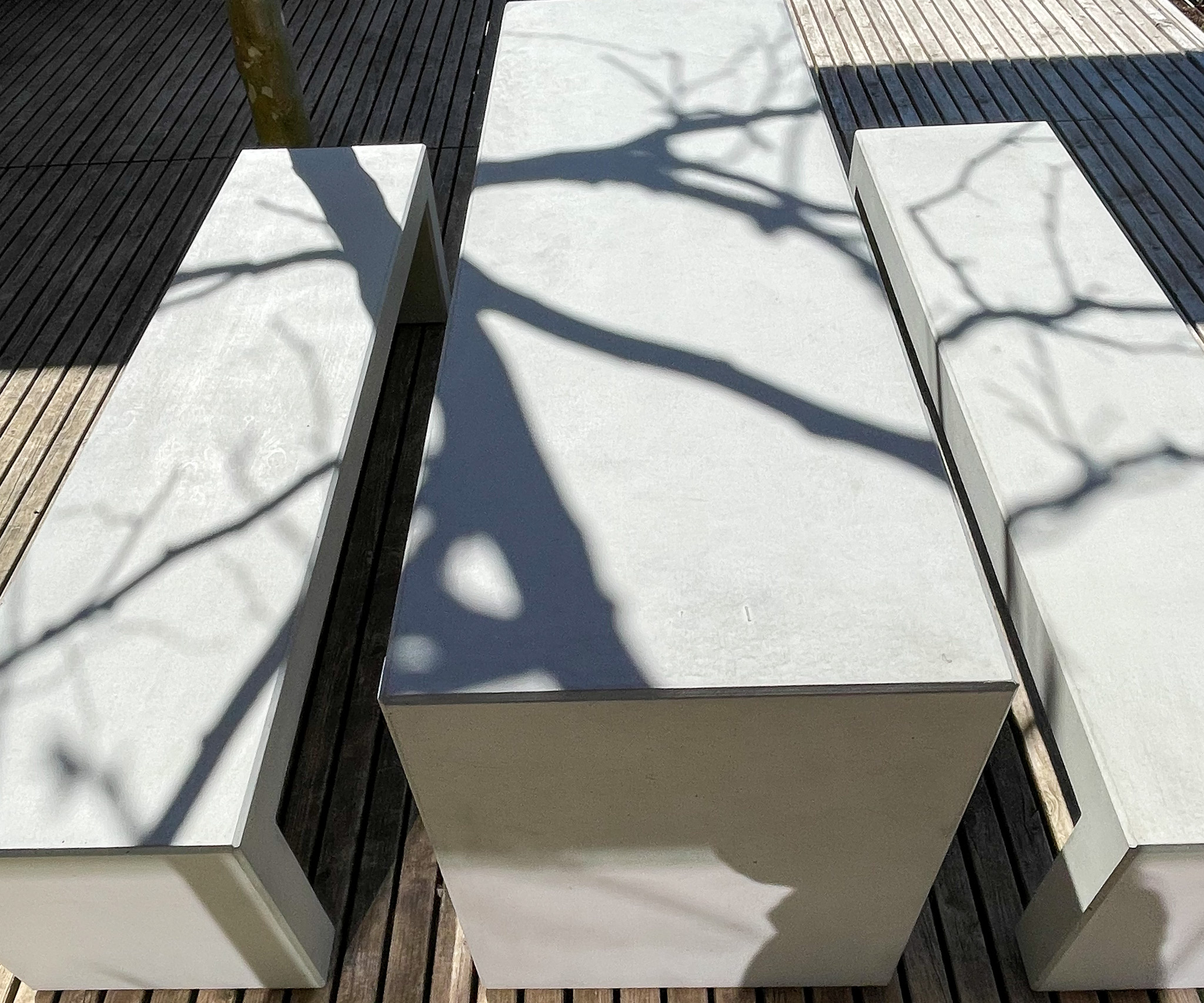 Detailaufnahme Sitzgruppe Pontis als Stadmöbel in Betongrau - CO33 Betonmöbel als Stadtmöbel und Parkbänke Tisch und Bänke aus Beton der Sitzgruppe  als Stadtmöbel - CO33 Betonmöbel